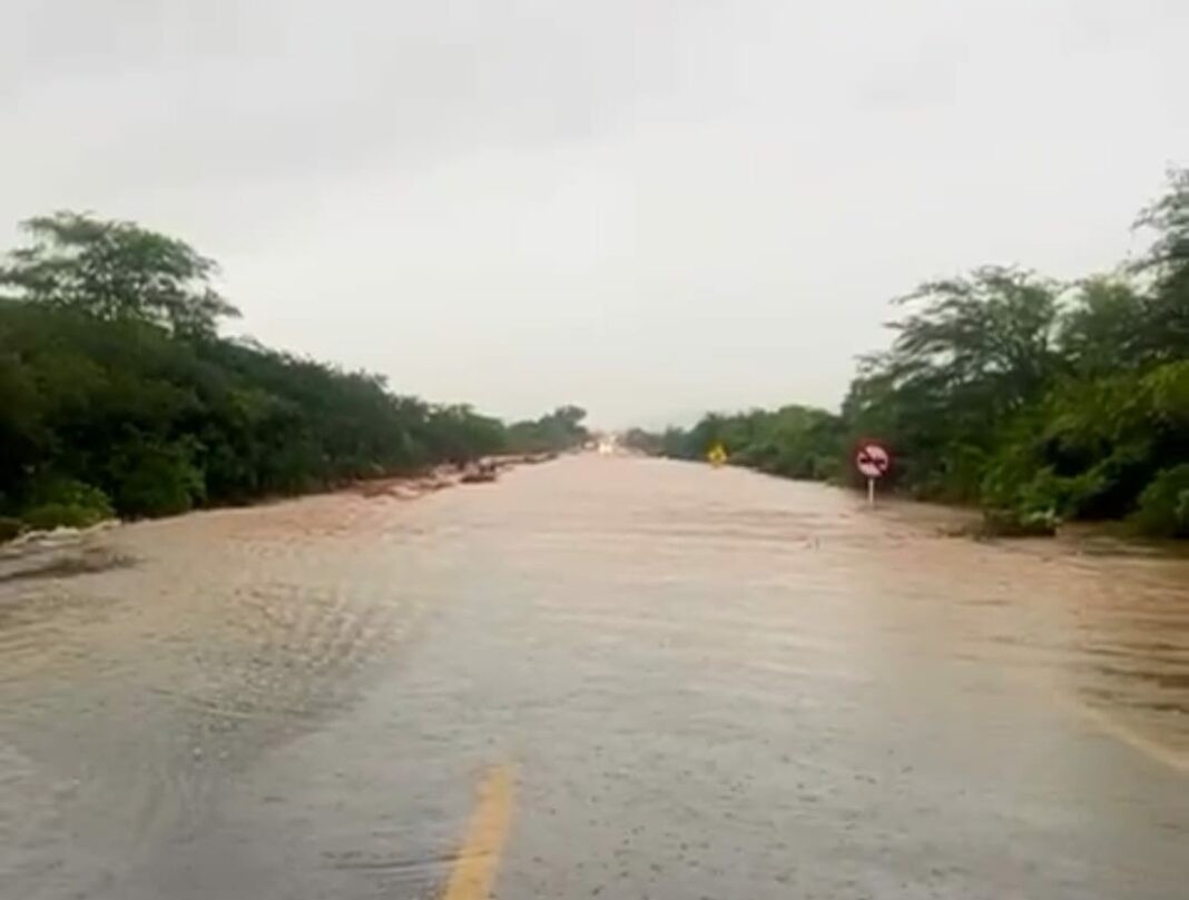 Fortes chuvas deixa trecho da BR-304 interditada em Lajes do Cabugi | Foto: Reprodução