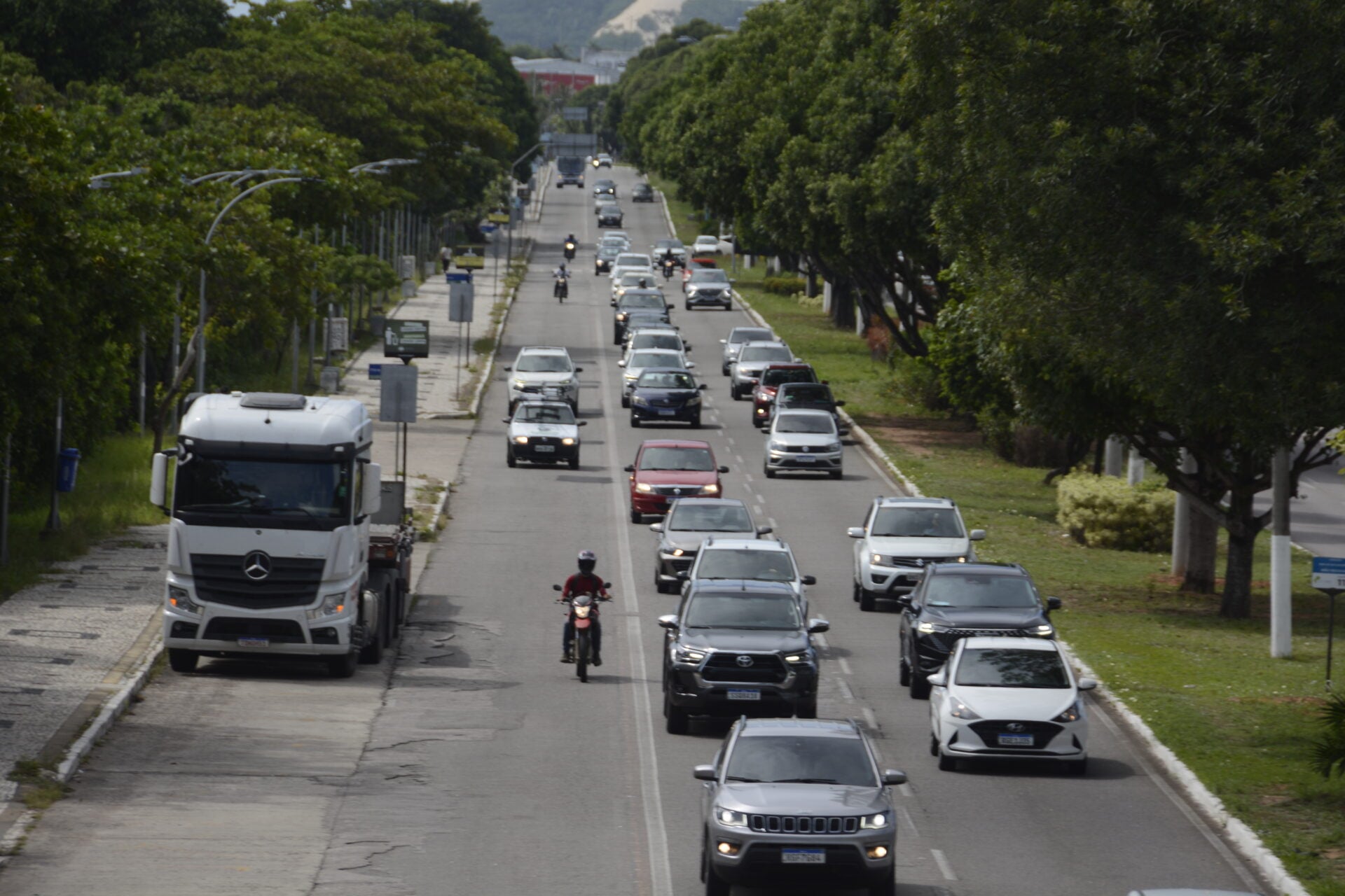 Avenida Engenheiro Roberto Freire - Trânsito. Natal. Foto: Magnus Nascimento