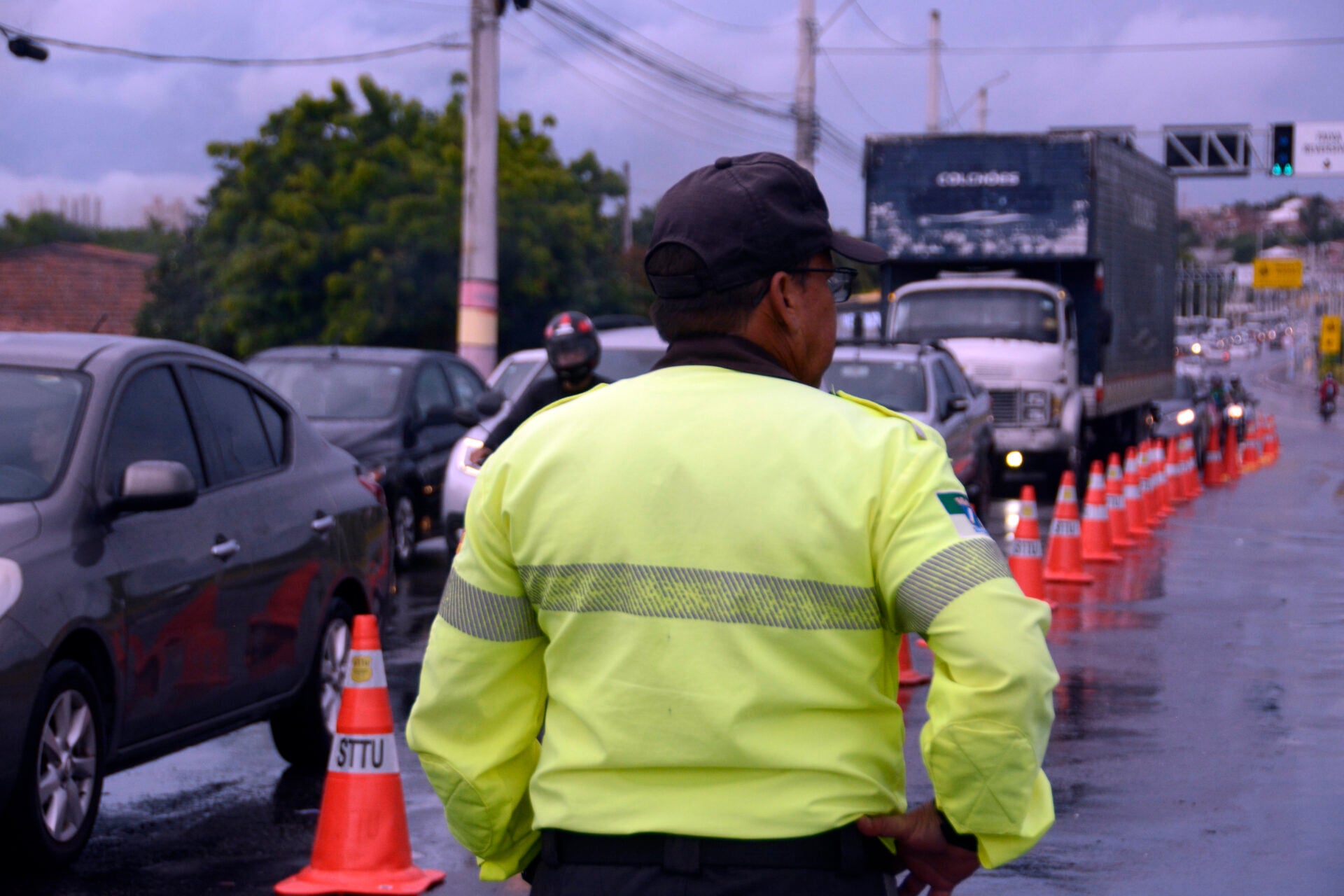 Trânsito na Ponte de Igapó - zona Norte de Natal. Agente da STTU. Foto: Magnus Nascimento