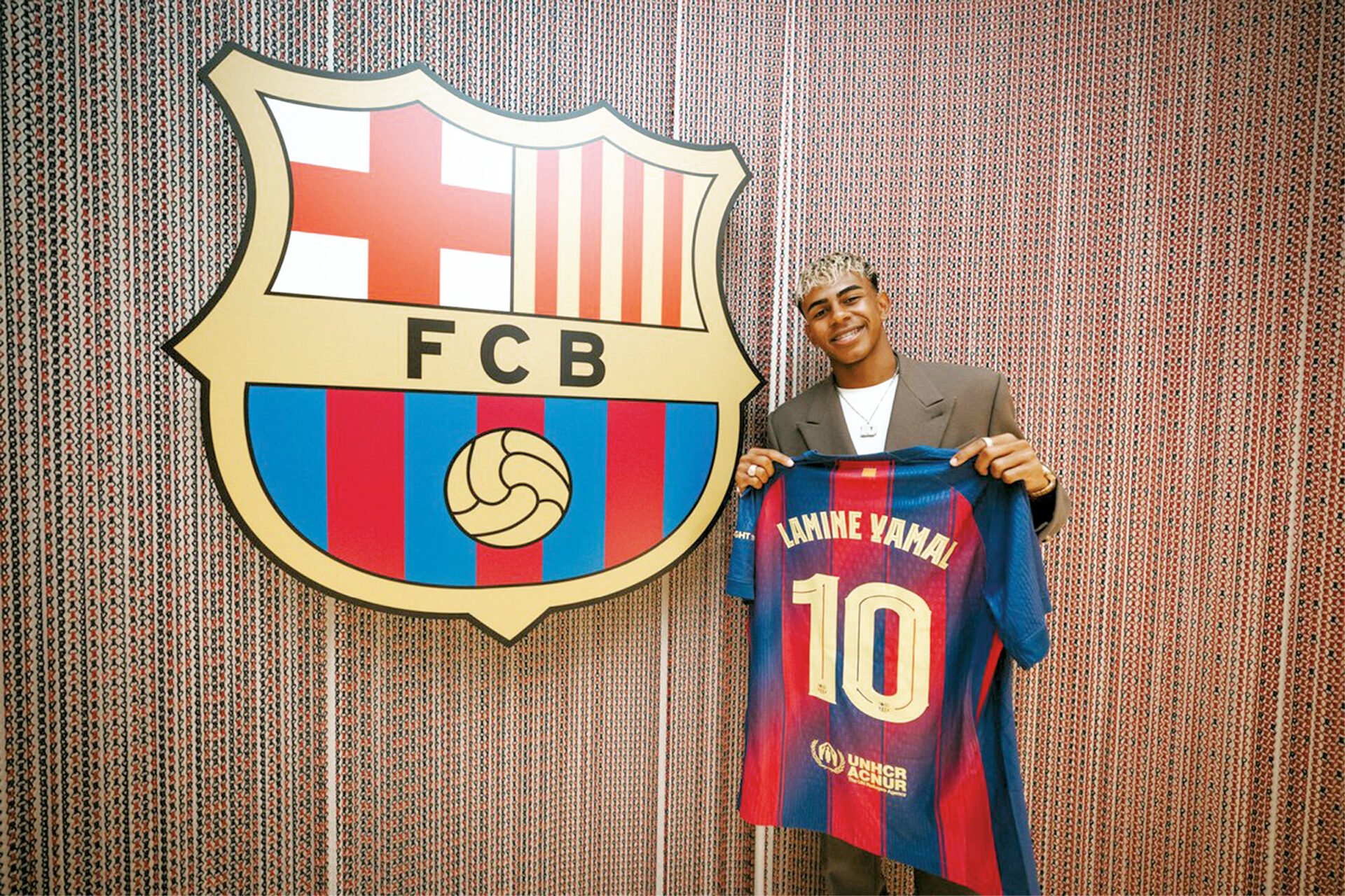 Lamine Yamal recebe a camisa 10 do Barça e minimiza festas