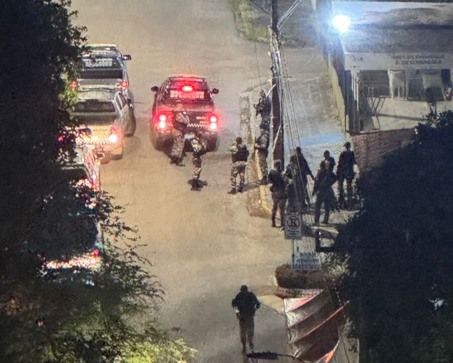 O tiroteio foi registrado na noite deste domingo (23). Os suspeitos estavam em uma área de mata. Foto: Reprodução