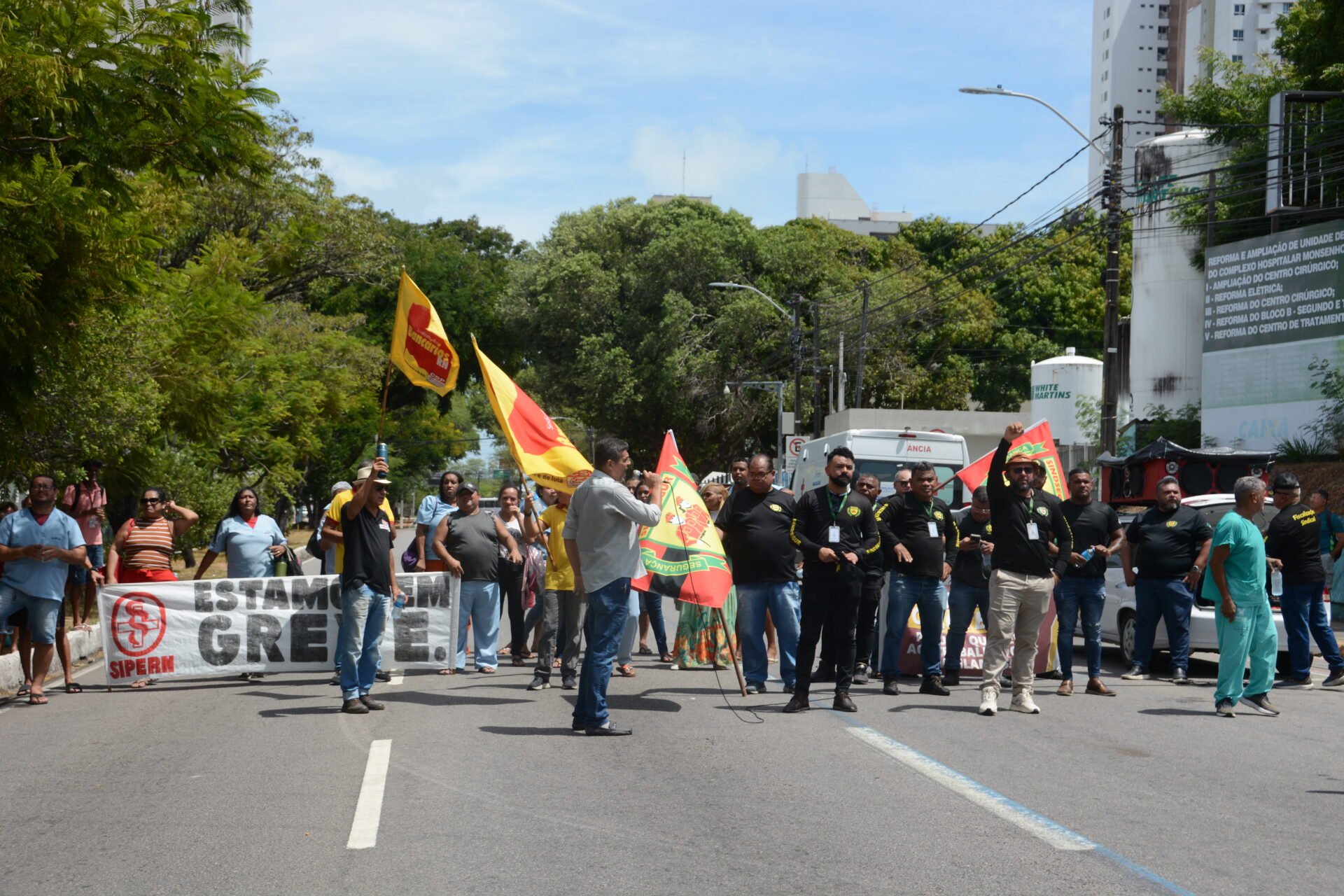 Vigilantes protestam por salários atrasados - Tribuna do Norte