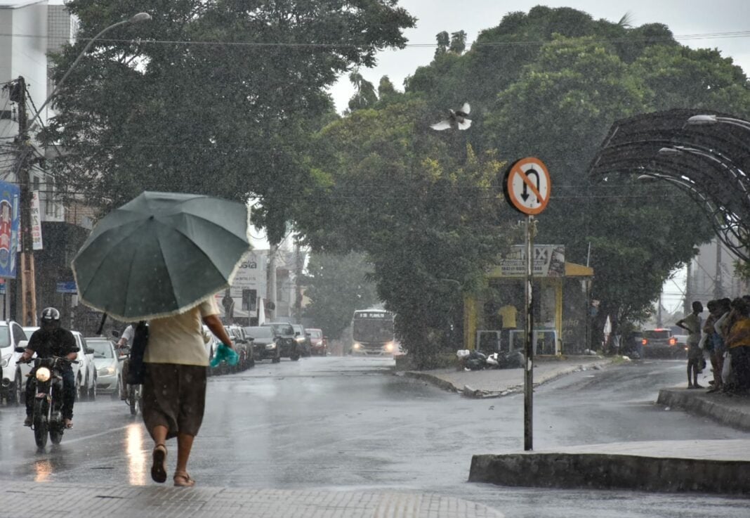 Chuva provoca alagamento e afeta trânsito em Natal