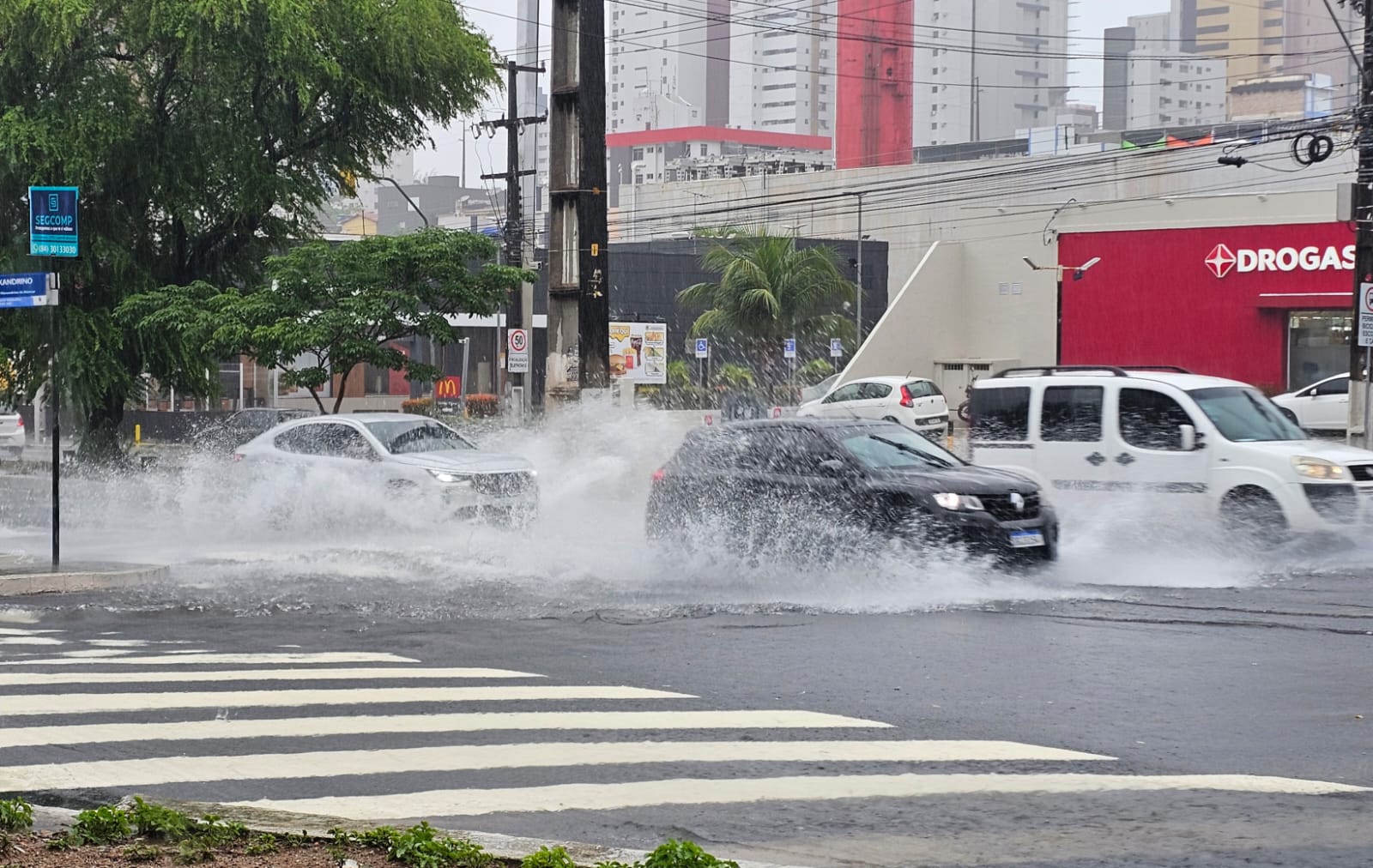 Chuva - Avenida Alexandrino de Alencar x Avenida Prudente de Morais. Foto: Adriano Abreu