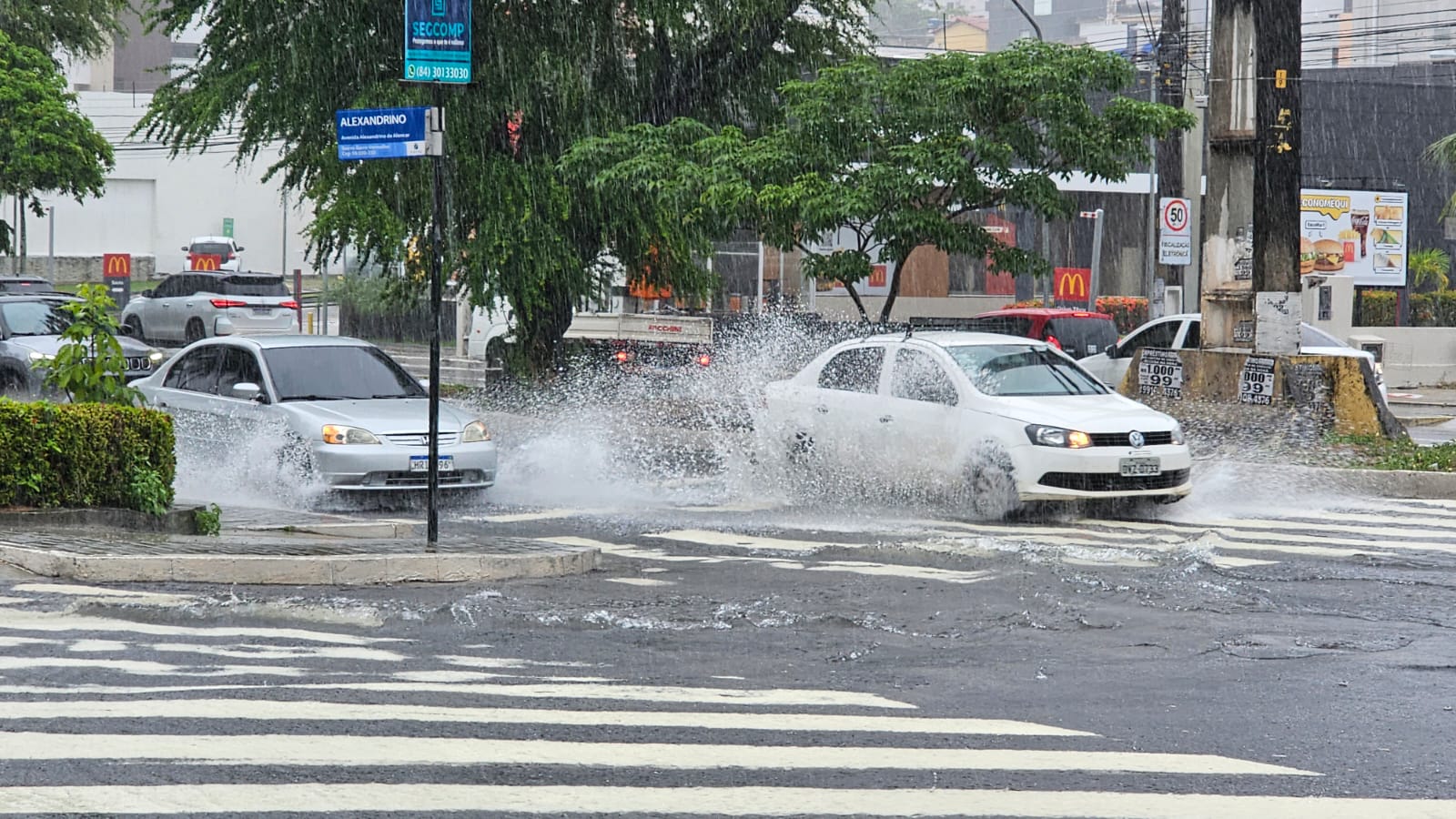 Chuva - Avenida Alexandrino de Alencar x Avenida Prudente de Morais. Foto: Adriano Abreu