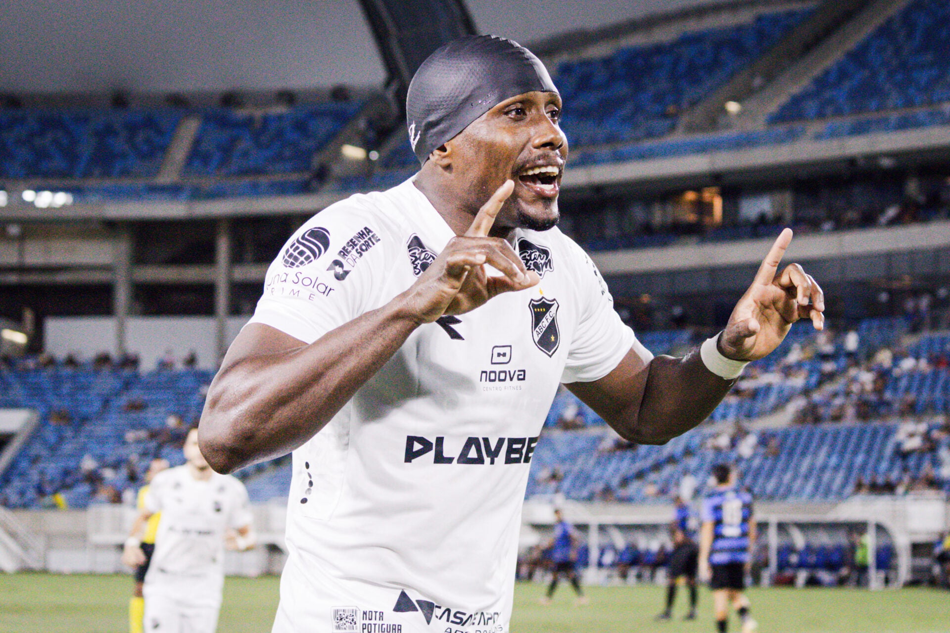 Com gol e duas assistências de Igor Bahia, ABC vence QFC por 3 a 1 na ida da semifinal