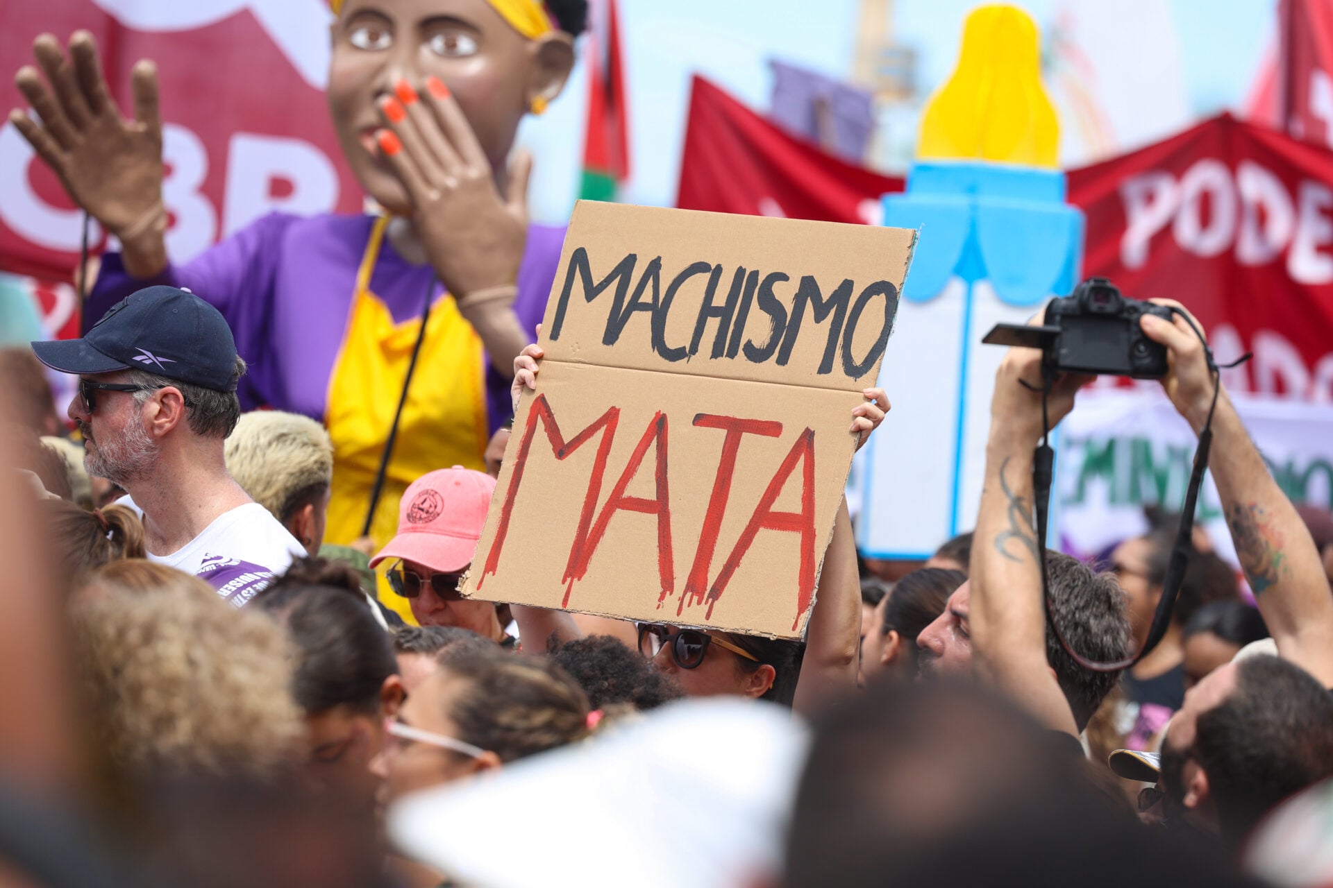 Manifestações pelo Brasil pedem o fim da violência contra a mulher