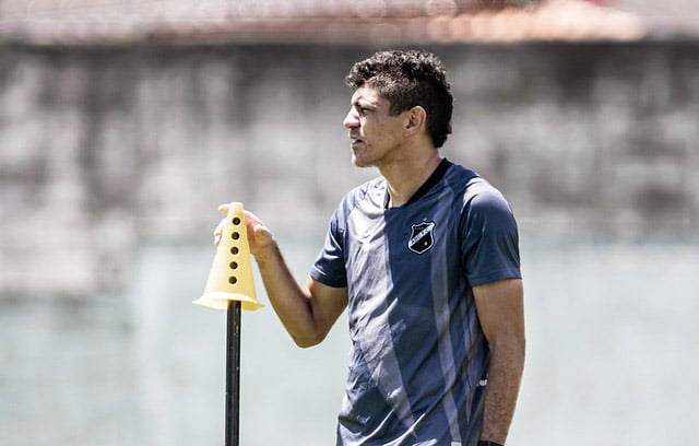 Edson saiu machucado na vitória do ABC por 2 a 0 sobre o América na terça-feira. Foto: Guilherme Drovas/ABC FC