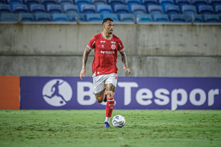 Lucas Rodrigues cumpre suspensão contra o Fortaleza pelo terceiro cartão amarelo. Foto: Gabriel Leite/América FC