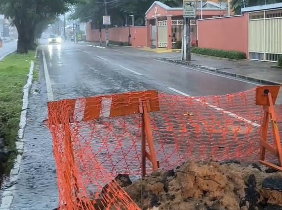 O trecho entre as avenidas Nascimento de Castro e Amintas Barros foi interditado. Foto: Thales Galvão/STTU
