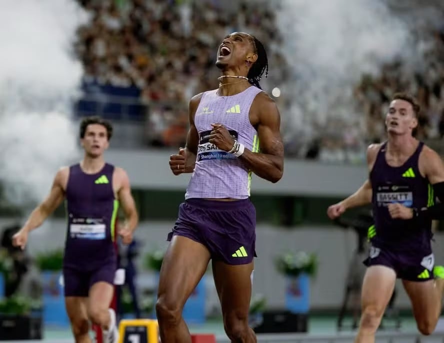 Alison dos Santos é campeão dos 300m com barreiras na China em pódio com dobradinha do Brasil