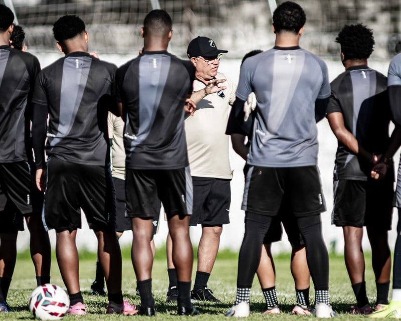 Invicto h&aacute; 10 jogos no ABC, Waguinho Dias tem o maior desafio de 2026 at&eacute; o momento contra o Vit&oacute;ria. Foto: Guilherme Drovas/ABC FC