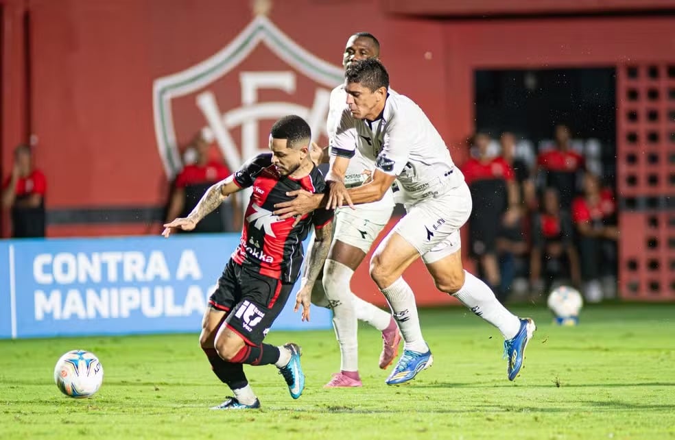 Arbitro relata ofensa de Edson após expulsão em jogo do ABC