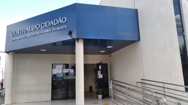 Central do Cidadão de Parnamirim com danos na cobertura e fiação aparente após fortes chuvas