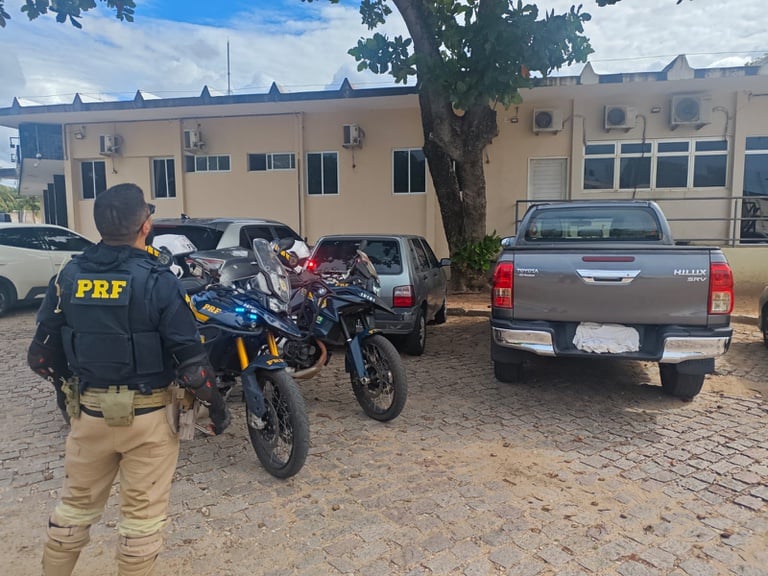 PRF recupera caminhonete furtada com placas clonadas em estacionamento de restaurante em Natal