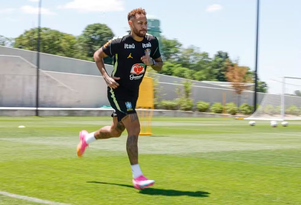 Neymar treina em campo com a Seleção pela primeira vez após lesão