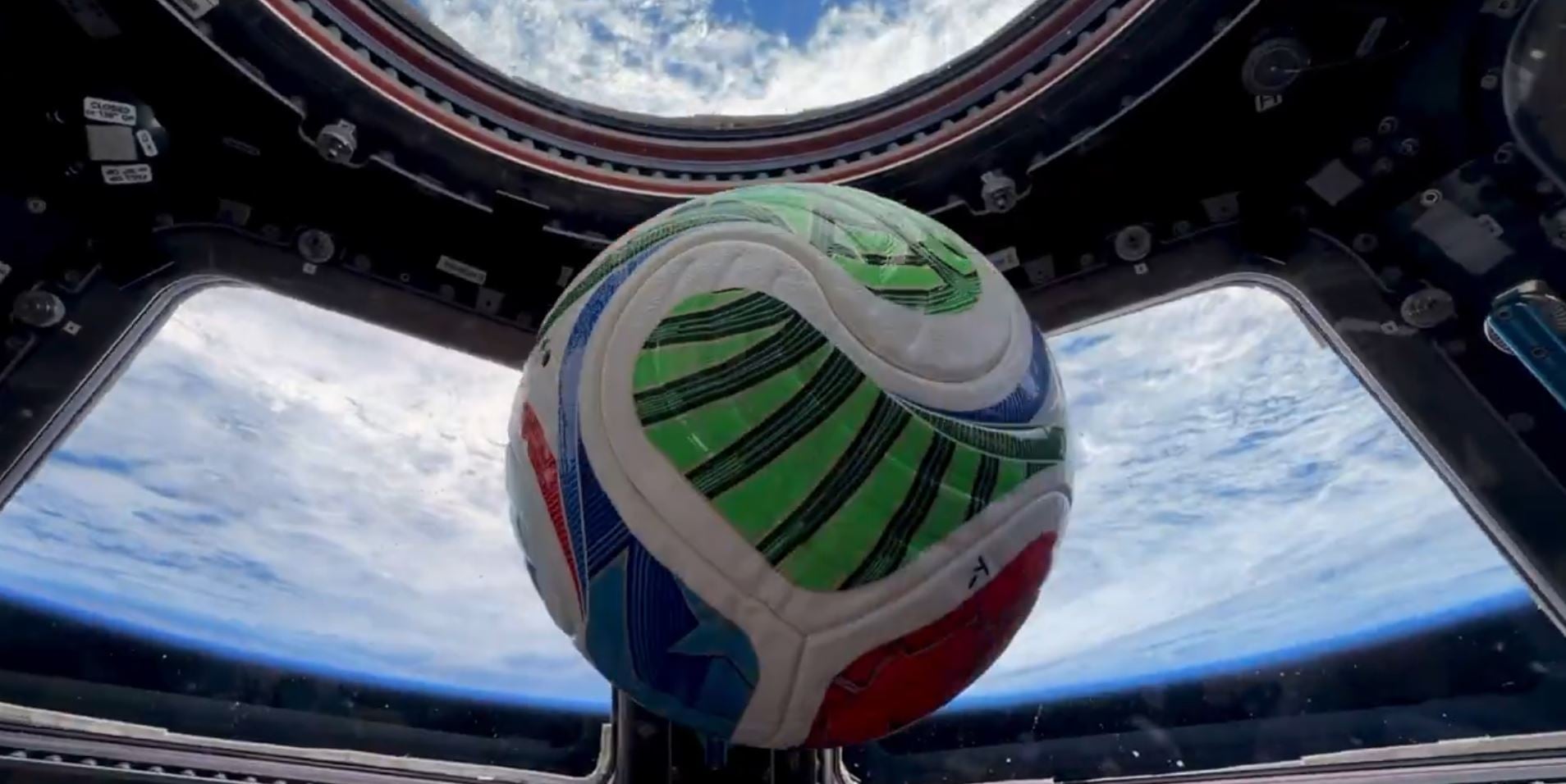 Bola oficial da Copa é levada ao espaço pela NASA
