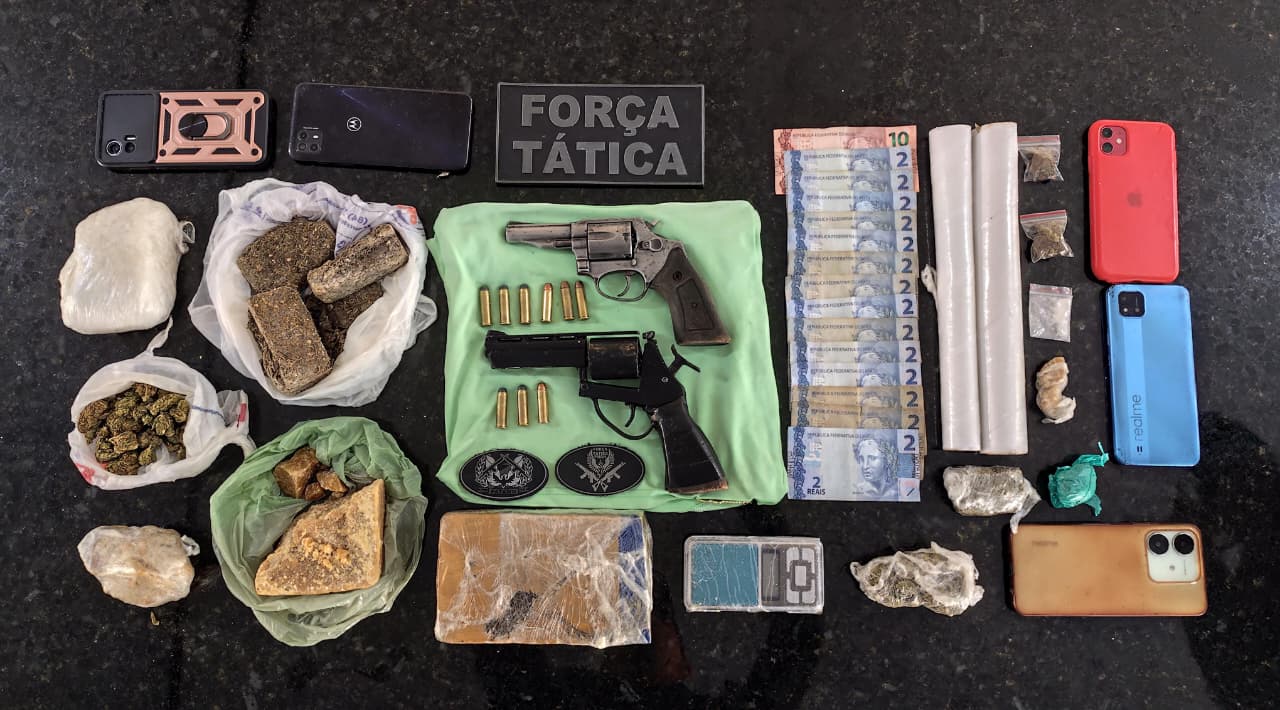 Casal tenta fugir da PM e é preso com armas e drogas na zona Norte de Natal