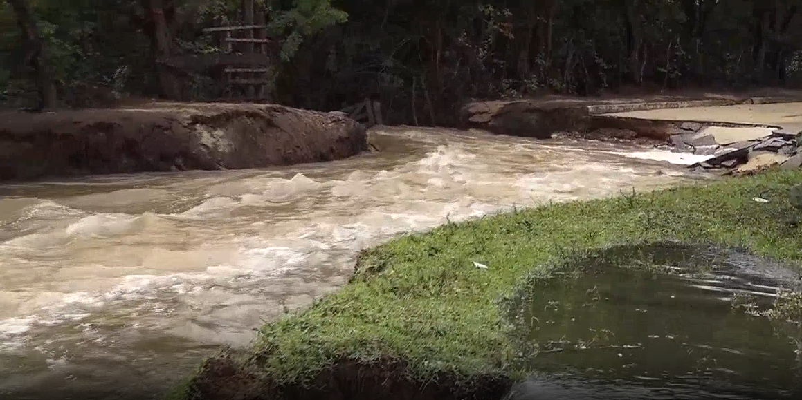 Chuvas rompem trecho da RN-223 e inviabilizam acesso a praias no litoral Norte do RN