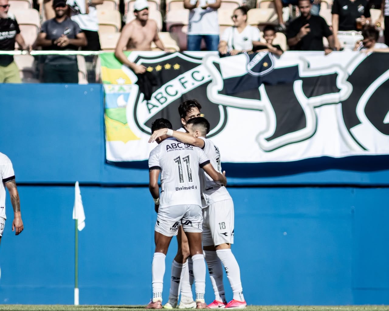 Luiz Fernando faz dois gols, ABC vence Nacional e pode até empatar em Natal para voltar à Série C