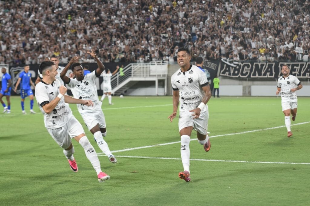 O camisa 11 chegou aos 112 gols pelo alvinegro. Ele &eacute; o terceiro maior artilheiro da hist&oacute;ria do clube. Foto: Adriano Abreu/TN