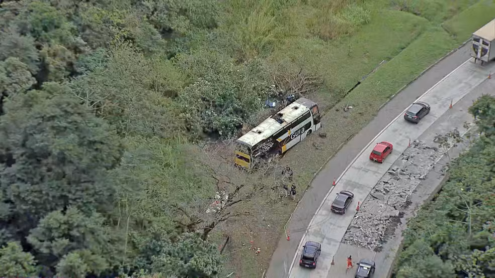 Acidente com ônibus na Serra de Petrópolis, no Rio, deixa ao menos 10 mortos