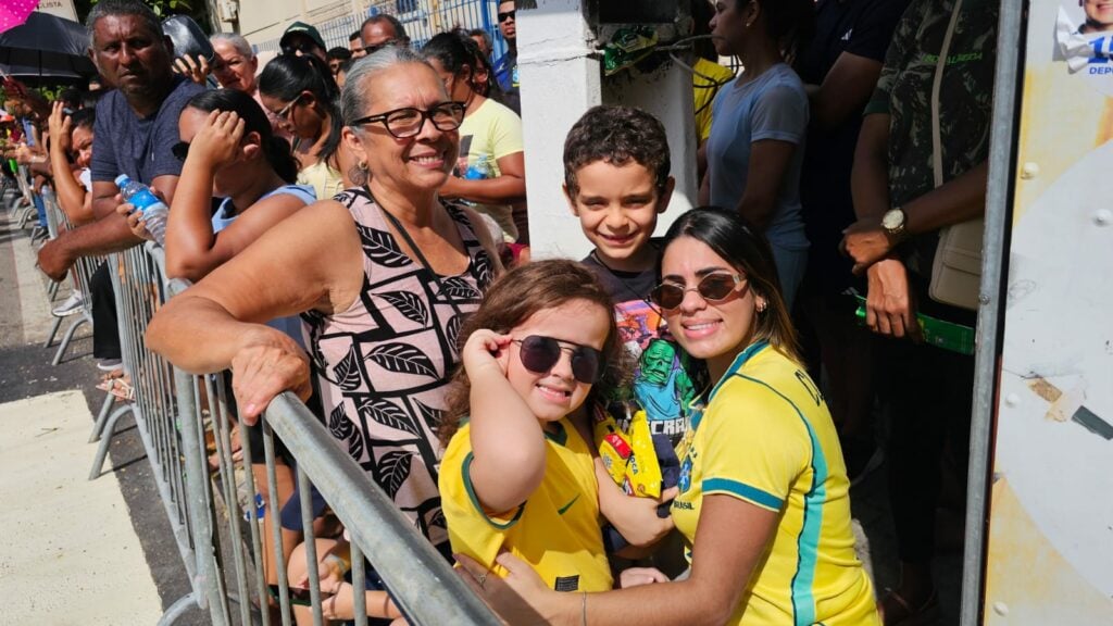 A servidora pública Emilly Hellen, de 28 anos, levou a filha, Clarisse, de 8 anos, para ver o desfile pela primeira vez. Foto: Adriano Abreu/TN