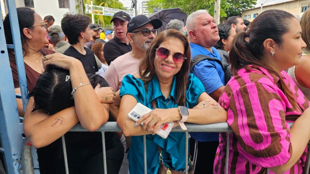 A estudante Edilza Oliveira voltou a acompanhar o desfile após muitos anos. Foto: Adriano Abreu/TN