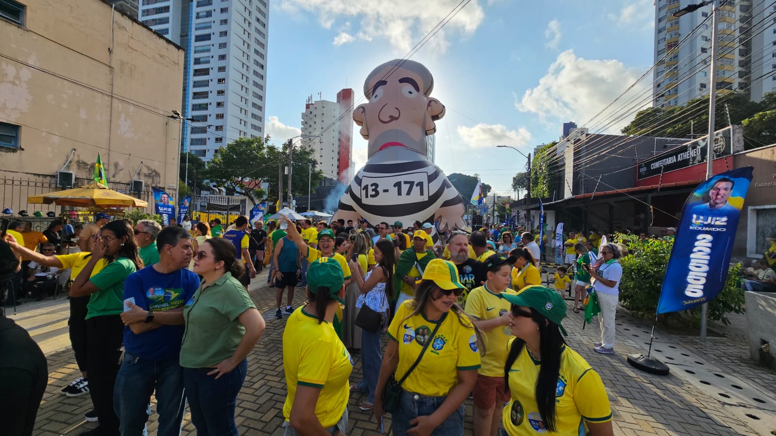 Manifestantes erguem pixuleco '13-171' durante protesto contra Moraes e Lula em Natal