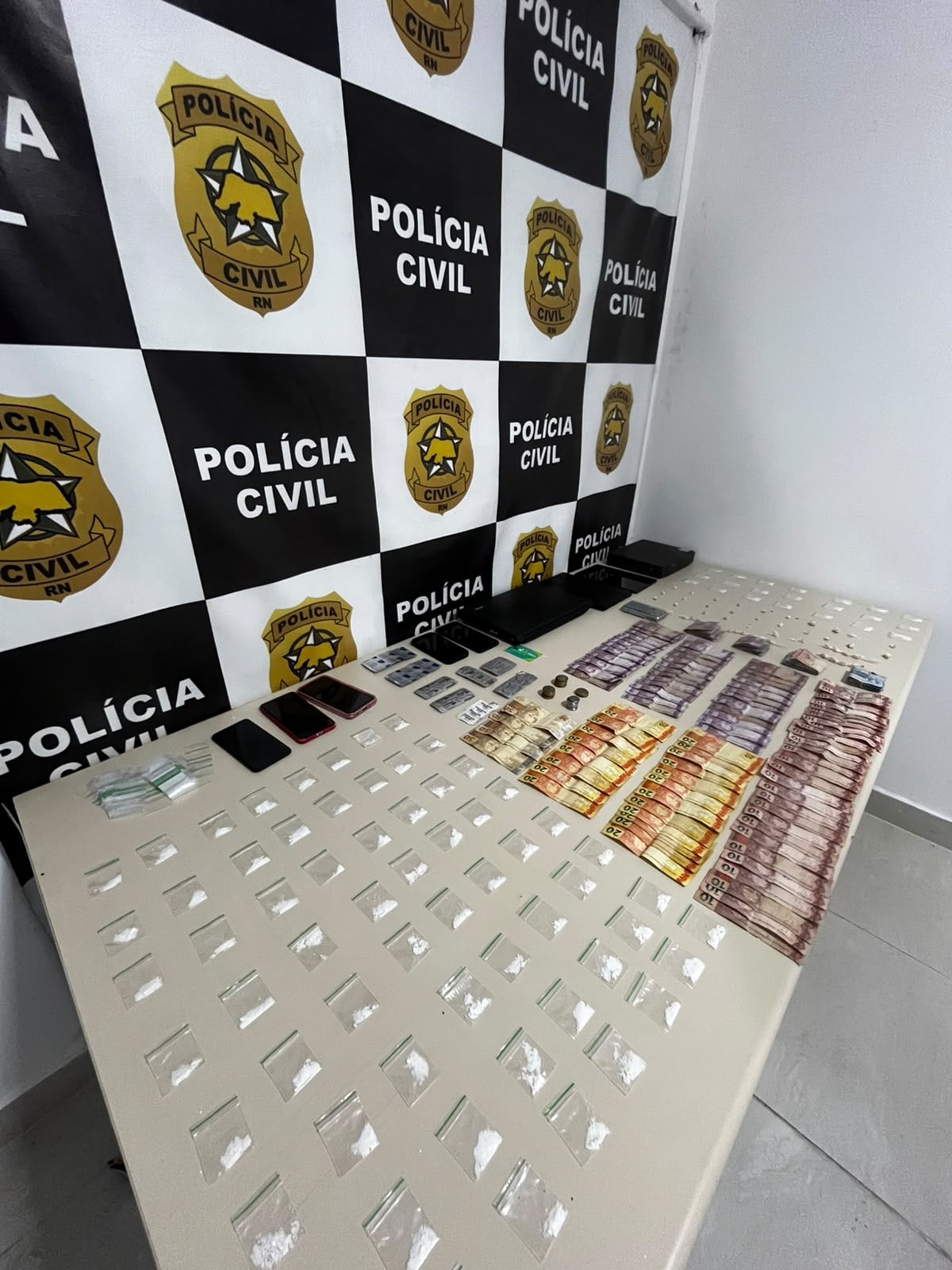 Polícia monitora clientes e apreende 136 porções de drogas em conveniência na Grande Natal - Tribuna do Norte